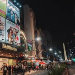 Por los teatros de la avenida Corrientes circulan más de 15.000 personas cada sábado a la noche. Por los teatros de la avenida Corrientes circulan más de 15.000 personas cada sábado a la noche.
