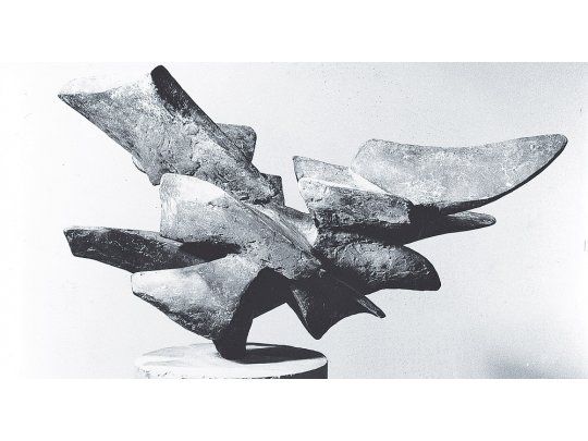 Crisálida. Las formas aladas de la escultura de Penalba se abren rítmicamente para recibir la luz en su fulgor.