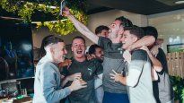 los festejos de campeon del manchester city tras la derrota del arsenal