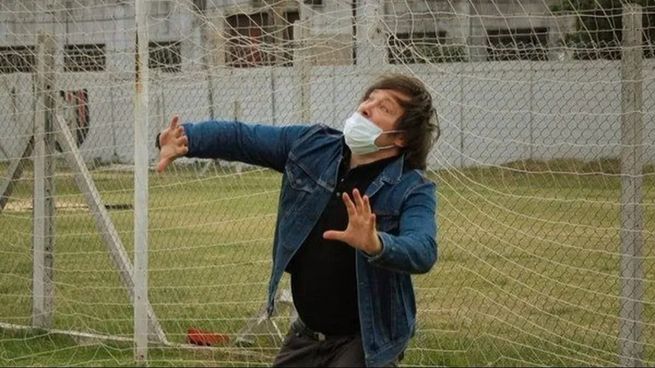 El pasado futbolista de Javier Milei como arquero, lo predispone a atajar todas las pelotas que le lance la economía, pero también lo lleva a cargar una serie de defectos.