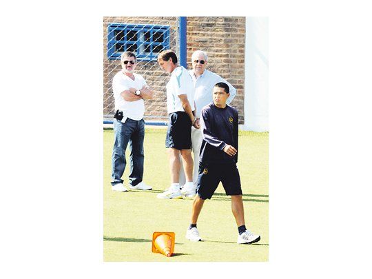 Documento gráfico: Juan Román Riquelme pasa hacia el gimnasio mientras charlan Falcioni con Ameal y con Beraldi. No se cruzaron miradas, y el clima se cortaba con un cuchillo.