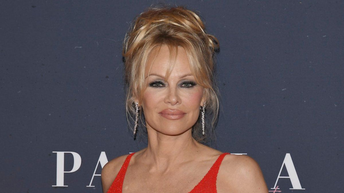 Pamela Anderson y Liam Neeson se unen para la nueva versión de La pistola  desnuda