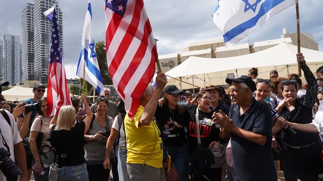 Miles de israelíes celebraron en Tel Aviv tras el anuncio del acuerdo que permitirá el regreso de los rehenes retenidos en Gaza.