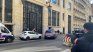 La policía parisina custodia el edificio del Bank of America en el distrito 8 de París.