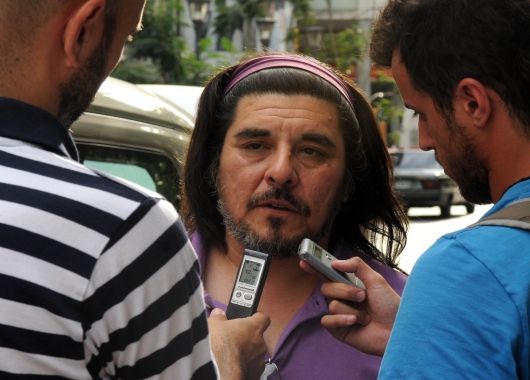 Fabián (hijo de Mercedes Sosa), se retira de la capilla ardiente.