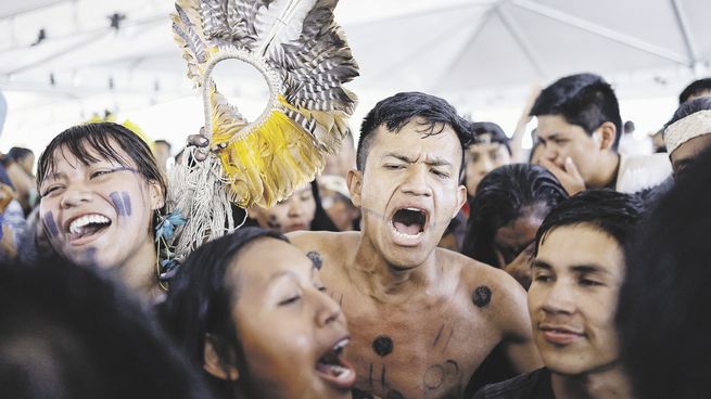 FESTEJOS. Cientos de indígenas se movilizaron en Brasilia para seguir lo que definieron como “el juicio del siglo”.