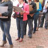 Un informe del CEPA advierte que las mujeres concentran el 64,2% del sector de menores ingresos en la Argentina. Un informe del CEPA advierte que las mujeres concentran el 64,2% del sector de menores ingresos en la Argentina.