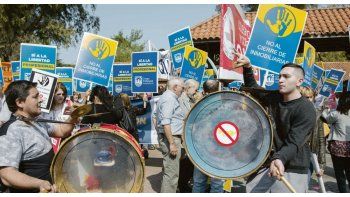 Manifestación. Dueños de inmobiliarias y martilleros se movilizaron a la residencia presidencial para pedir por la reforma de la ley.