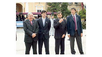 El presidente de la Cámara de Diputados de Salta, Santiago Godoy, Urtubey, Isa y el senador Fernando Yarade, en el acto de ayer.