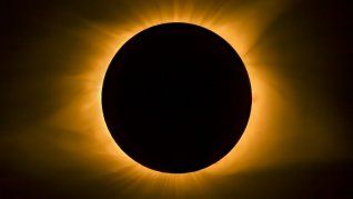 A partir de ahora, los eclipses solares totales serán menos frecuentes, ya que la Luna se aleja 3,8 centímetros de la Tierra por año. A partir de ahora, los eclipses solares totales serán menos frecuentes, ya que la Luna se aleja 3,8 centímetros de la Tierra por año.