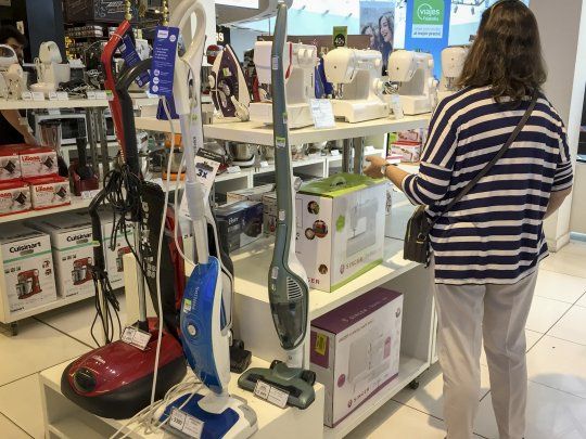 Entre los rubros que afectan el consumo personal, se relevaron ca&iacute;das en Calzado y marroquiner&iacute;a y Biouterie, relojer&iacute;as y joyer&iacute;as.