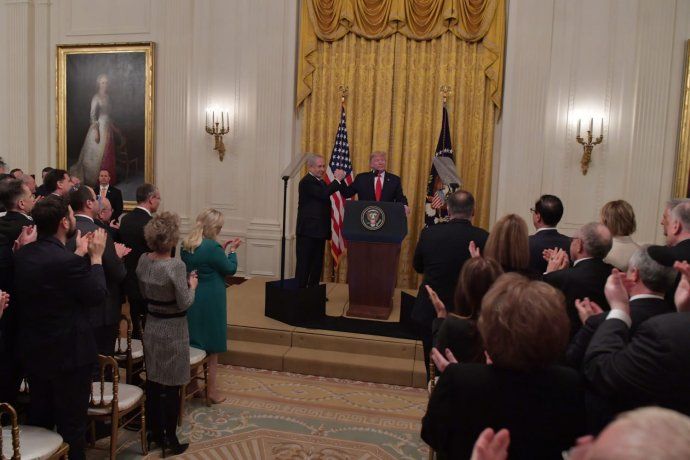El primer ministro israelí, Benjamín Netanyahu, y el presidente estadounidense, Donald Trump, en el anuncio este martes.