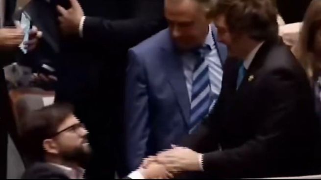 Javier Milei y Gabriel Boric protagonizaron un breve e incómodo encuentro durante la ceremonia de asunción de Rodrigo Paz Pereira en Bolivia.