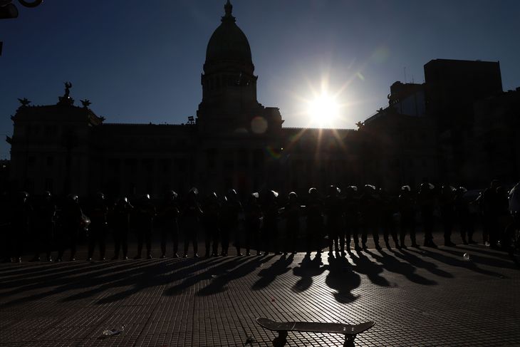 Un cordón de efectivos policiales custodia el Congreso, en simultáneo a la puesta de sol. Un cordón de efectivos policiales custodia el Congreso, en simultáneo a la puesta de sol.