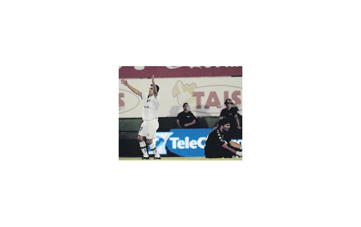 David Ramírez festeja su gol ante el desconsuelo de Javier García que queda en el suelo lamentándose. Vélez le ganó a Tigre en su cancha y le complicó mucho las cosas.