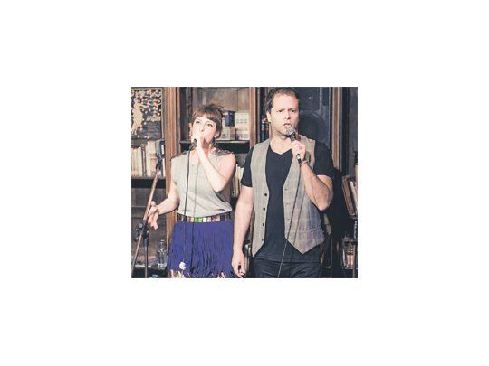 Los cantantes Dalia Elnecavé y Diego Lichtensztein protagonizan “Jango y Tazz”, agradable show hecho de canciones de diferentes géneros que se van enlazando con pequeños pasos de comedia.