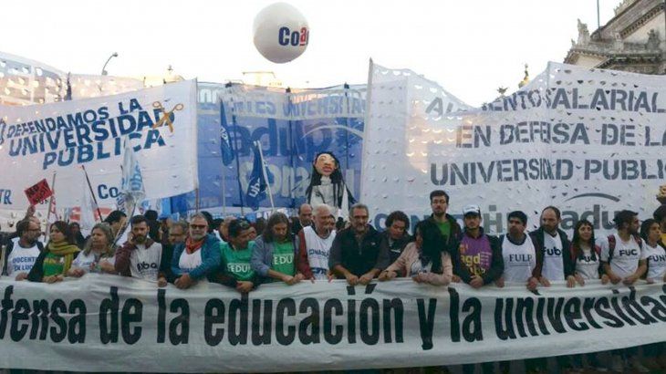 Marcha universitaria en reclamo del ajuste a la educación.