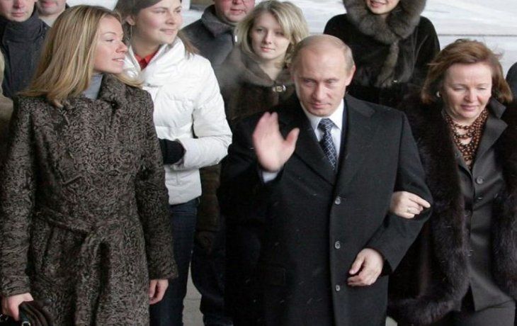 Putin junto a su familia, A&nbsp;su izquierda una de sus hijas, Maria.