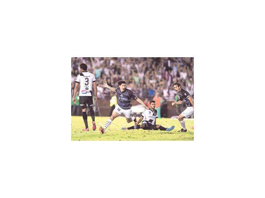 Ismael Blanco y su festejo loco ante la bronca de los brasileños. Lanús le ganó a Ponte Preta y se llevó la Copa Sudamericana. Ahora sueña con ganarle a Newell’s y conseguir el torneo Inicial.