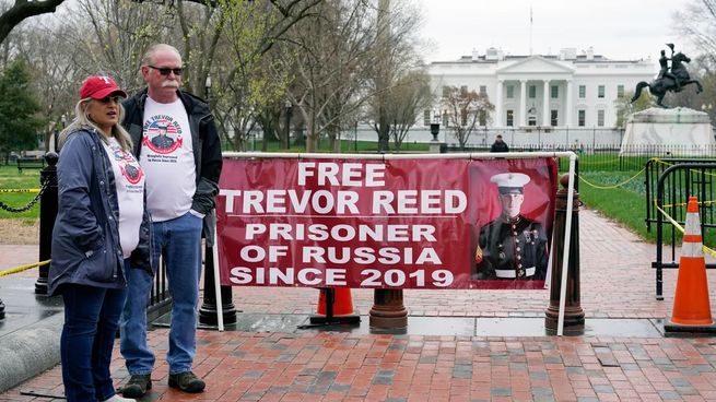 Los padres del exmarine Trevor Reed durante una protesta frente a la Casa Blanca.
