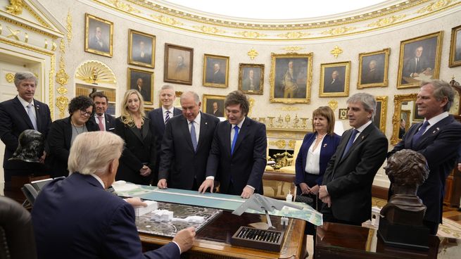 Donald Trump le mostró a la delegación argentina la maqueta de la nueva Casa Blanca.