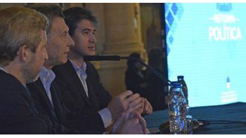 ámbito.com | Mauricio Macri fue escoltado por el ministro de Interior, Rogelio Frigerio, y el secretario de Asuntos Políticos e Institucionales, Adrián Pérez.