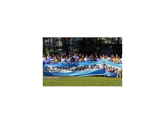 SIC y Belgrano fue el partido televisado y estuvieron diez minutos sin jugar en forma de protesta.