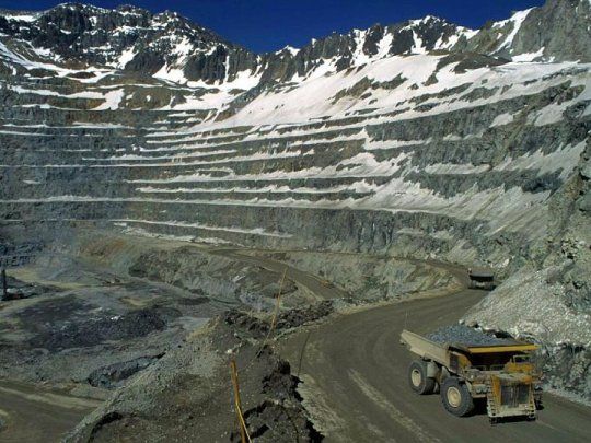 Los Azules, a cargo de la empresa McEwen Mining, con sede principal en Toronto, Canadá, y su subsidiaria Andes Corporación Minera en laArgentina, está ubicado al norte de Pachón, a unos 150 kilómetros de la Villa Calingasta.