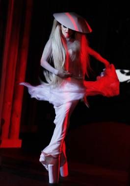Lady Gaga llevó su excentricidad a París (foto 2)