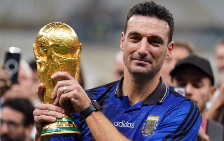 Lionel Scaloni con la Copa del Mundo. Lionel Scaloni con la Copa del Mundo.