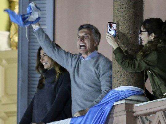 El presidente, Mauricio Macri, al saludar desde el balcón de Casa Rosada, el pasado 24 de agosto.
