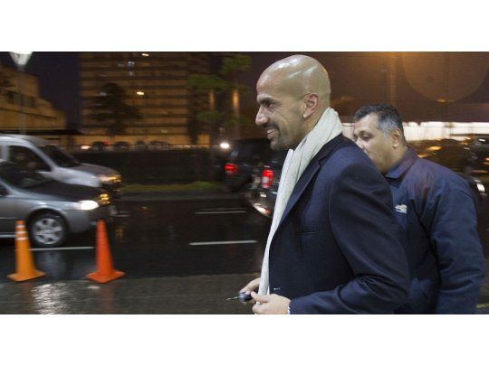 Fastidiado por las críticas, Verón pidió a la oposición que presenten una lista