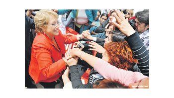 ámbito.com | Obligada a competir en una segunda vuelta el mes que viene, Michelle Bachelet no se dio respiro y retomó ayer el proselitismo. Para los analistas, la nueva votación será casi una formalidad.