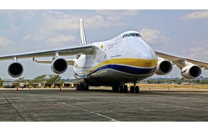 Desde Rusia llegó súper avión con un minisubmarino