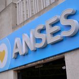 La pensión derivada de ANSES está destinada al cónyuge, al conviviente previsional y a los hijos que cumplan los requisitos. La documentación y la modalidad de solicitud dependen de cada situación familiar.