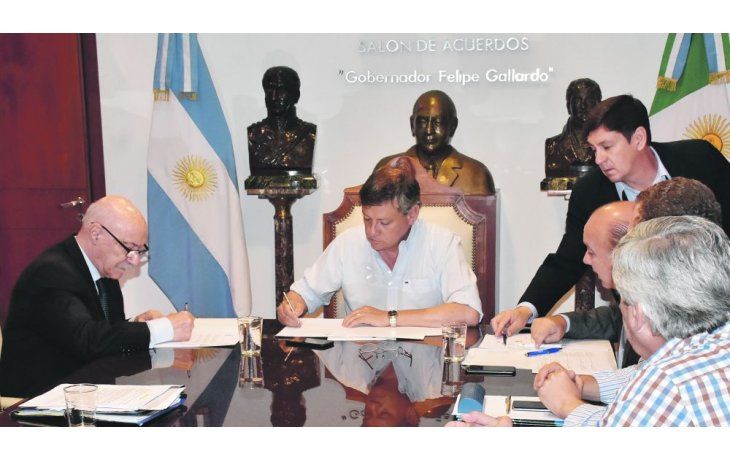 RESPALDO. El gobernador Peppo, junto al Secretario General del CFI y autoridades provinciales.