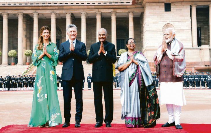 Saludo. Juliana Awada, Mauricio Macri; el presidente de la India, Ram Nath Kovind, y su esposa Savita Kovind y el primer ministro Narendra Modi, en la recepción que dieron ayer a los argentinos en el palacio presidencial. Mas tarde Macri habló ante empresarios. Hoy desembarcará en Mumbai.&nbsp;