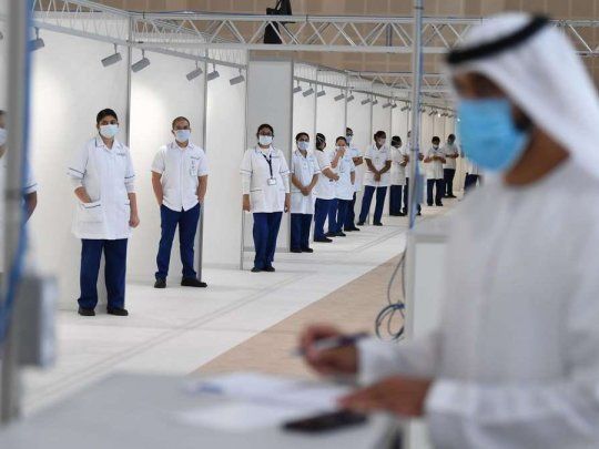 Emiratos Árabes Unidos vacuna a 140 mil personas por día.