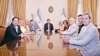 Mesa. Marco Lavagna, José Luis Gioja,&nbsp; Gerardo Zamora, Sergio Uñac, Roberto Lavagna, Lucía Corpacci, Miguel Lifschitz y Juan Manuel Urtubey en la foto que el peronismo logró en San Juan.&nbsp;
