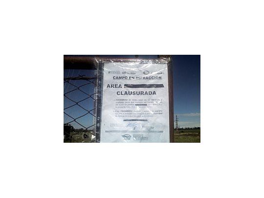 En la puerta del predio donde se levantó la antena, se colocaron fajas de clausura con carteles que esgrimen la leyenda: Campo en infracción. Área clausurada.