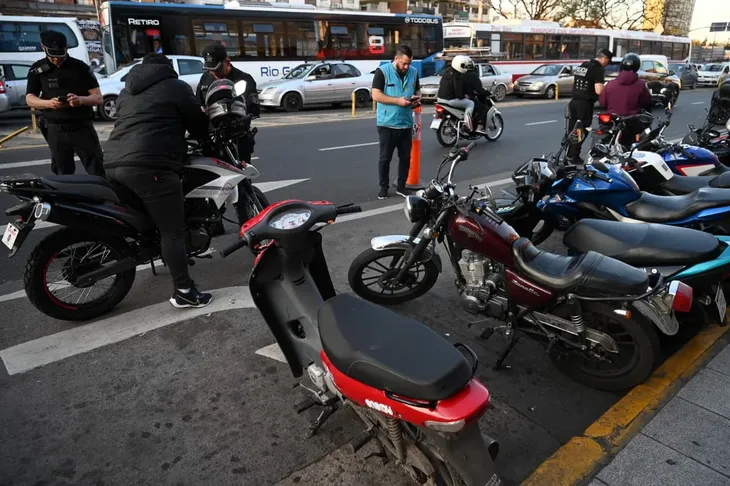 Los operativos incluyeron la verificación de documentación obligatoria, como licencia de conducir, cédula, seguro y VTV, con el objetivo de asegurar que los conductores cumplan la normativa vigente.