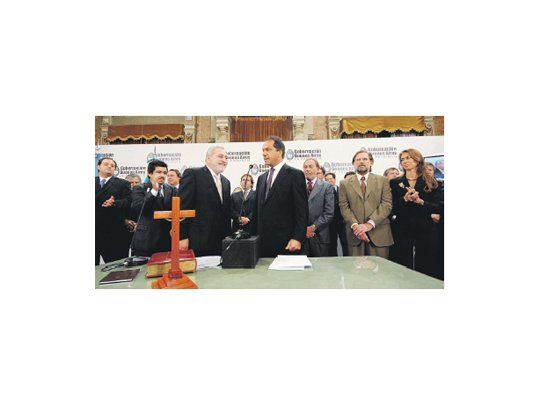 Reemplazo - Tras la tempestuosa salida de Santiago Montoya, el gobernador Daniel Scioli puso ayer en funciones a Alejandro Arlía y a Rafael Perelmiter al frente del Ministerio de Economía y de la Agencia de Recaudación de Buenos Aires, respectivamente. Ante la presencia de enviados de la Casa Rosada, pidió a los recién ungidos unir «los esfuerzos con el Gobierno nacional».