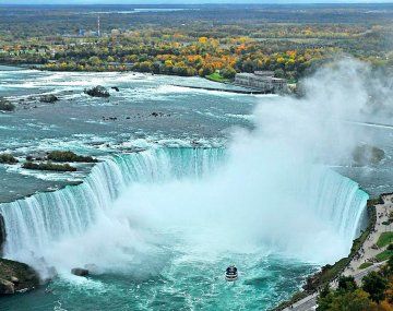 Homenaje por el 25 de Mayo en las Cataratas del Niagara