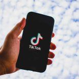 TikTok anunció nuevas funciones que optimizan la edición, automatizan tareas con Inteligencia Artificial y amplían las ganancias mediante suscripciones. TikTok anunció nuevas funciones que optimizan la edición, automatizan tareas con Inteligencia Artificial y amplían las ganancias mediante suscripciones.