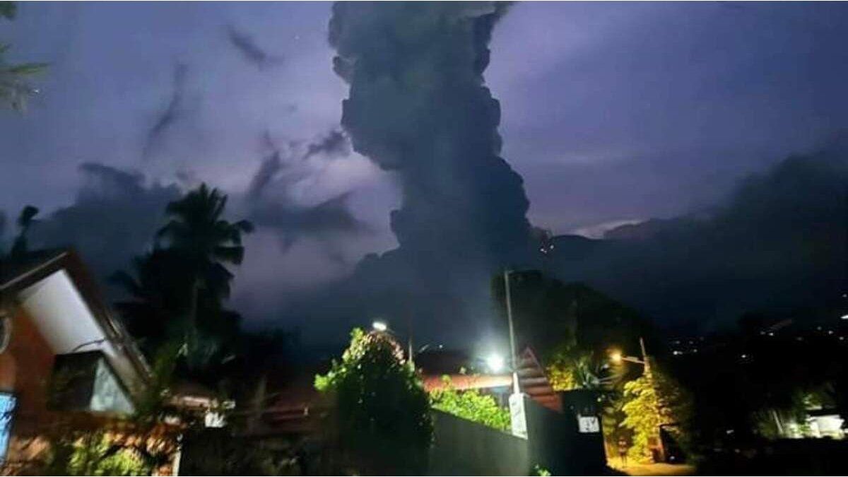 A volcano in the Philippines erupted and expelled 5,000-meter columns of smoke
