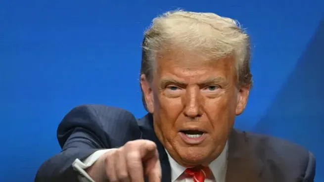 Trump, entre la tensión en Ormuz y el avance para colocar a Warsh al frente de la Fed.