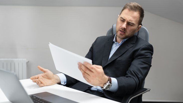 Superar el monto permitido de dólares en tus viajes puede traer grandes dolores de cabeza. Superar el monto permitido de dólares en tus viajes puede traer grandes dolores de cabeza.