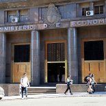 La otra opción que se barajaba desde la city era que el Tesoro le hubiese comprado las divisas al BCRA sin pasar por el mercado. La otra opción que se barajaba desde la city era que el Tesoro le hubiese comprado las divisas al BCRA sin pasar por el mercado.