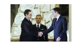 El presidente Nicolás Sarkozy saluda al ex primer ministro Francois Fillon luego de una reunión mantenida el sábado en el Palacio Eliseo.