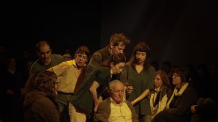 Un padre que “se aleja a mil kilómetros por hora” en un espacio de delirio, poblado de sonidos extraños y de voces que empujan, invisibles, este relato sobre envejecer. 
